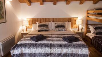 11 slaapkamers, een bureau, een strijkplank/strijkijzer, reisbedje