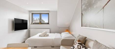 Tabla de planchar con plancha, wifi y ropa de cama