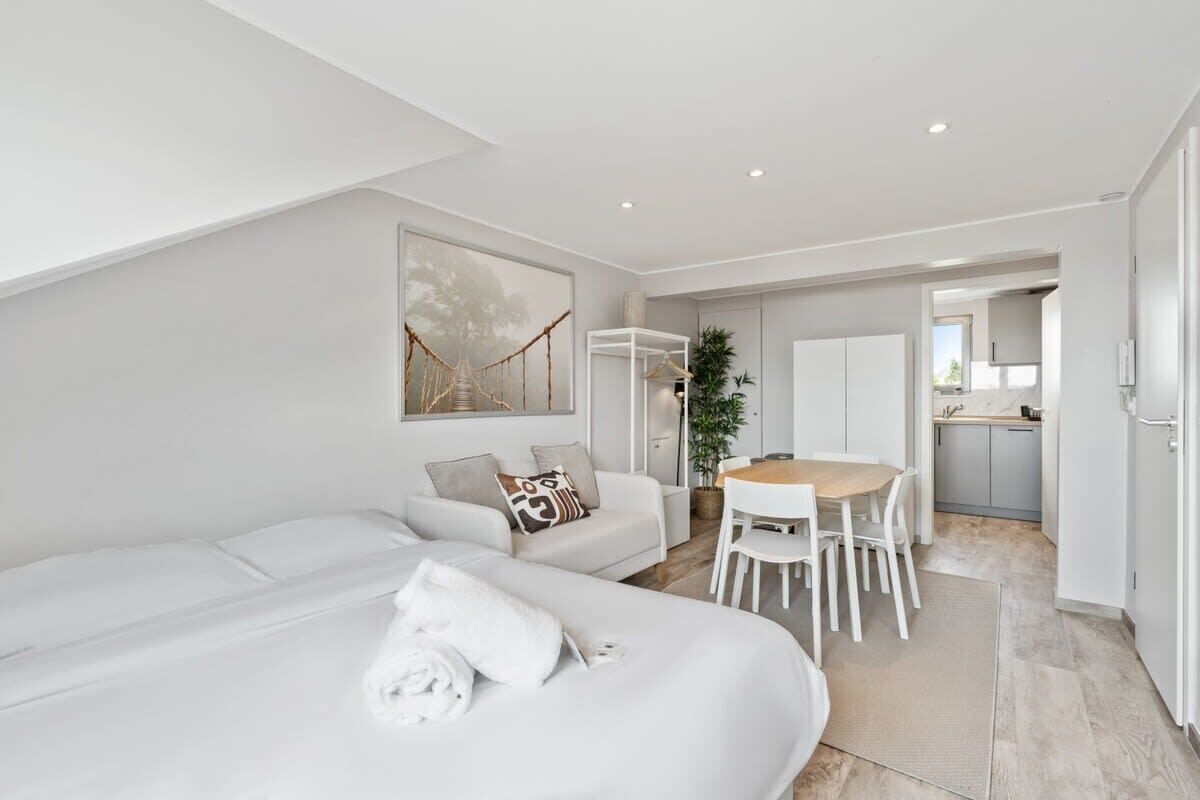 Iron/ironing board, WiFi, bed sheets