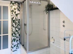 Shower, hair dryer, towels, soap - Apartment in a half-timbered house 4 km to the ski lift carousel or Rothaarsteig (Winterberg)
