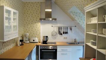 Een koelkast, een magnetron, een oven, een kookplaat