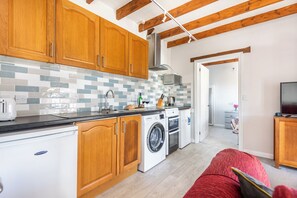 Réfrigérateur, four à micro-ondes, un four, surface de cuisson