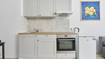 High chair, cookware/dishes/utensils