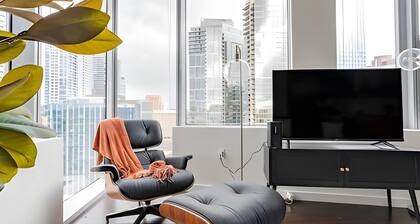 2BR+Den Penthouse | Gym, Pool |Bellevue| Sophari A
