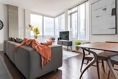 2BR+Den Penthouse | Gym, Pool |Bellevue| Sophari A