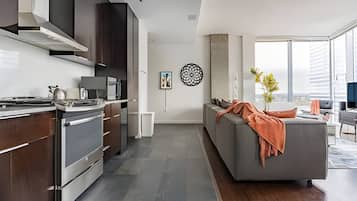 Réfrigérateur, four à micro-ondes, un four, surface de cuisson