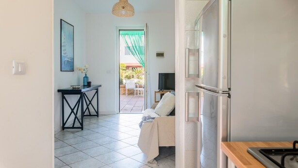 A modern kitchen with a refrigerator and a dining area with a table and chairs. - White Sea by Wonderful Italy - Villetta Aurora (Carovigno)