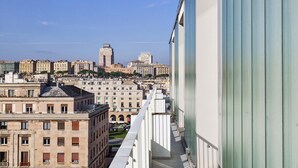 Un edificio alto con vistas a un paisaje urbano, que incluye varios edificios y un cielo despejado.