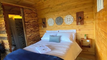 Cubrecamas, muebles diferentes y escritorio