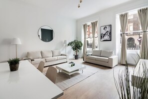 Luxury-Apartment | Wohnzimmer | 90-Zoll-LED-Fernseher mit Satellitenempfang, Fernseher, Kamin