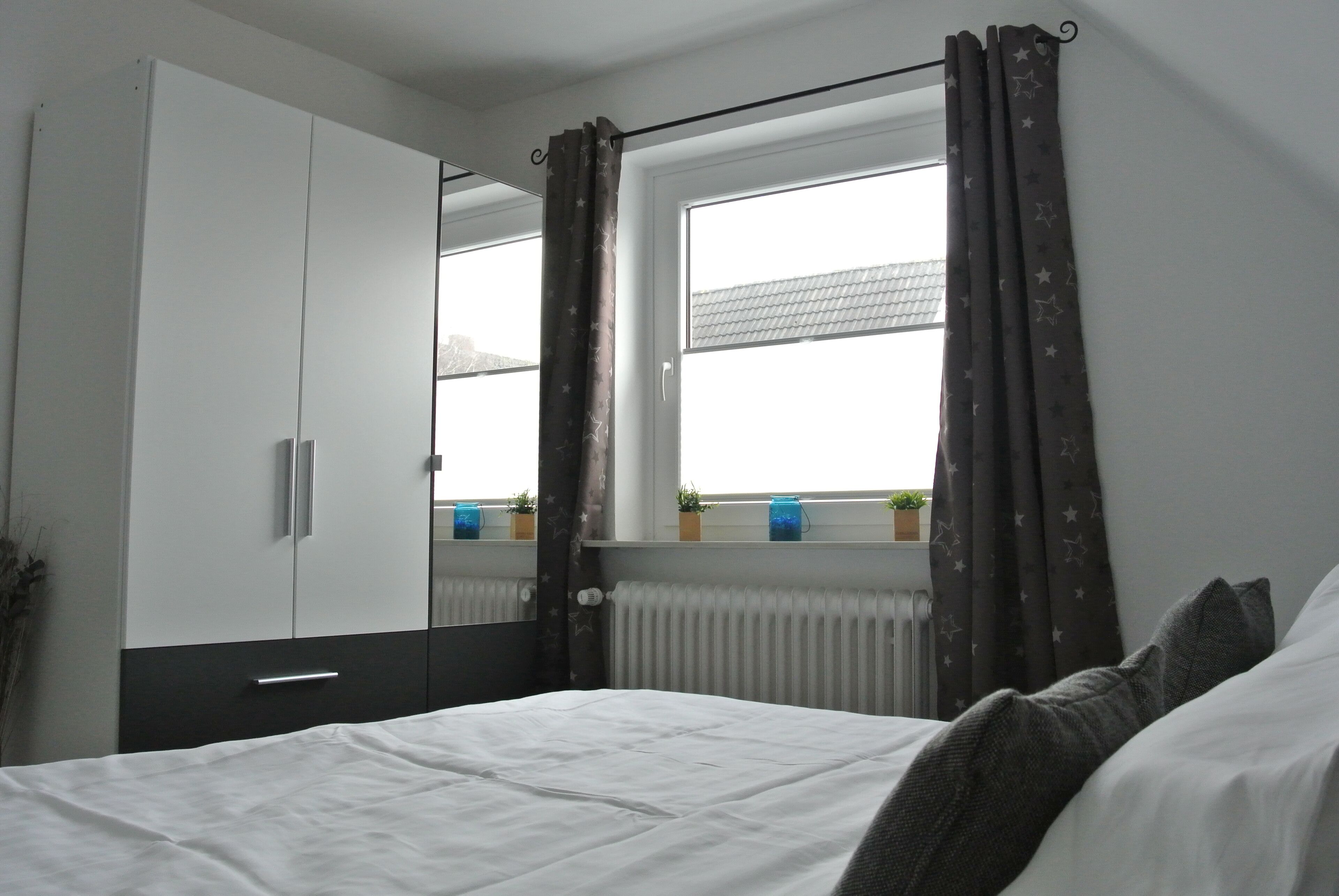 2 bedrooms, travel crib, free WiFi, bed sheets