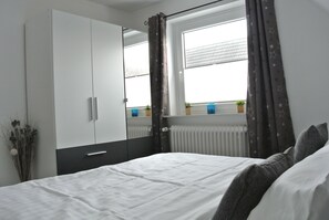 2 bedrooms, travel crib, free WiFi, bed sheets - Cozy vacation apartment with balcony (Büsum)