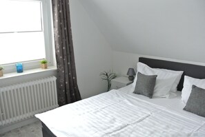2 bedrooms, travel cot, free WiFi, bed sheets