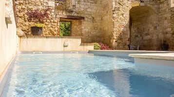 Een verwarmd zwembad