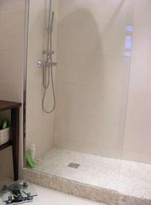 Suihku, hiustenkuivaaja