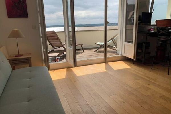 Télévision, lecteur de DVD, vidéothèque, chaîne hi-fi