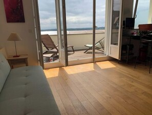 Televisio, DVD-soitin, videokirjasto, stereot