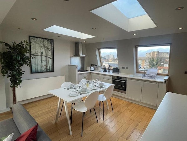 In-room dining - Modern Two Bedroom Apartment in Fulham by Sojo Stay (London)
