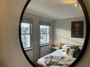 2 bedrooms, iron/ironing board, free WiFi, bed sheets - Modern Two Bedroom Apartment in Fulham by Sojo Stay (London)