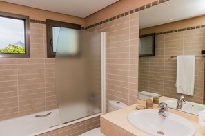 Badewanne, Haartrockner, Handtücher