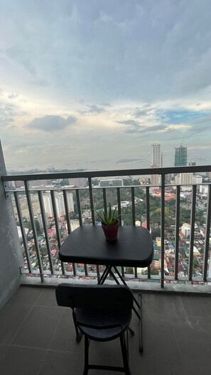 Outdoor dining - 15 mins away to the Manila Airport! Sunset View w Balcony Condo Unit (Manila)