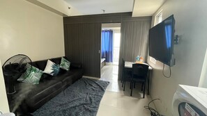 Smart TV, video games, Netflix, streaming services - 15 mins away to the Manila Airport! Sunset View w Balcony Condo Unit (Manila)