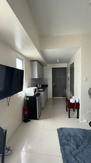 Kühlschrank, Mikrowelle, Herdplatte, Wasserkocher