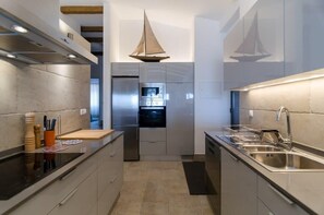 Kühlschrank, Mikrowelle, Ofen, Geschirrspüler