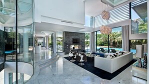 Un interior modern amb façana de vidre, una piscina i una zona de seients.