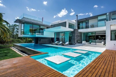 Villa Orla Deluxe, Luxury Villa with geo-thermal swimming pool
