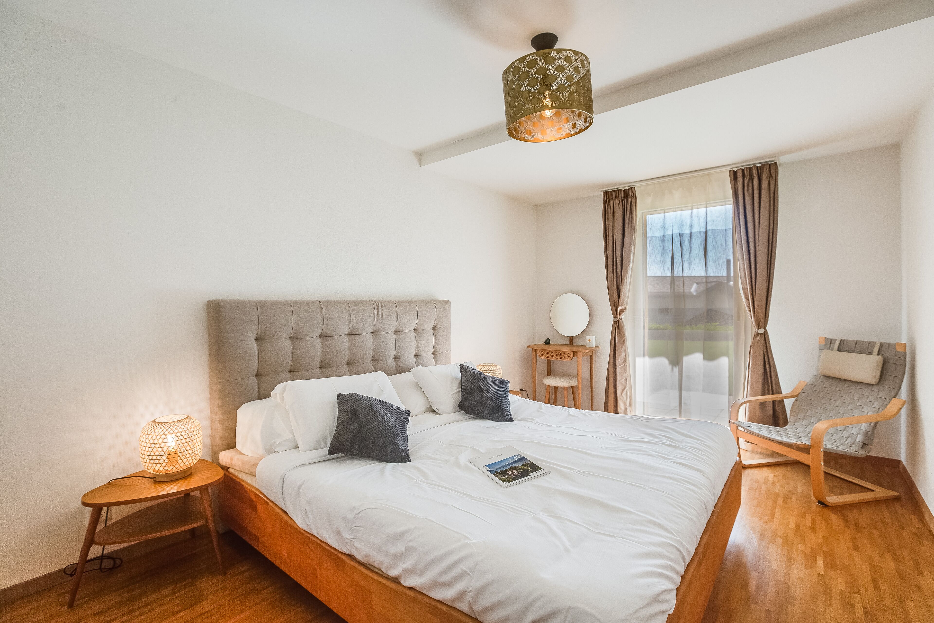 Căn hộ | 2 phòng ngủ, trang trí khác biệt, bàn 