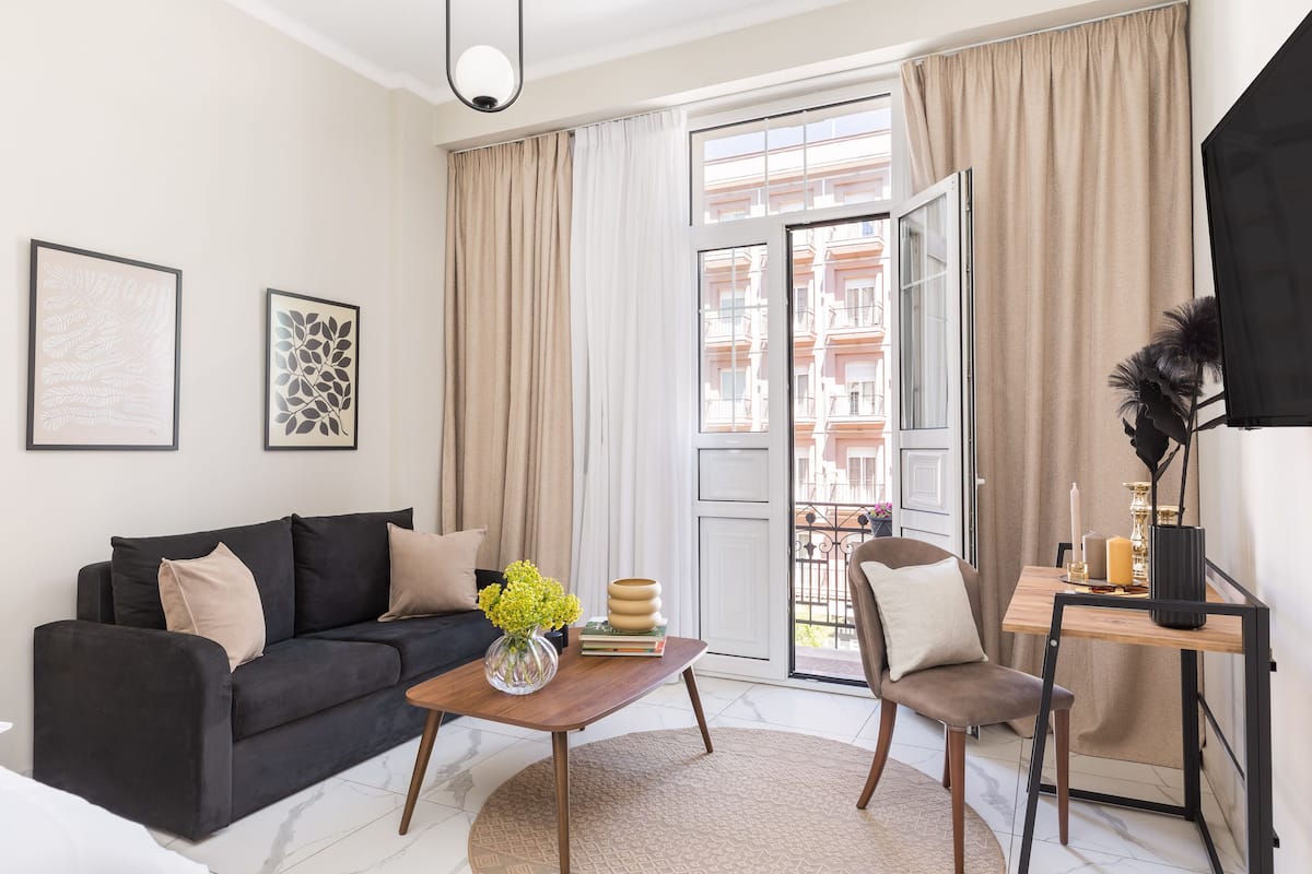 Deluxe Studio Suite | Living area | Smart TV, Netflix, streaming services, offices