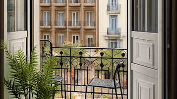 Deluxe Studio Suite | Premium bedding, down comforters, Tempur-Pedic beds, in-room safe