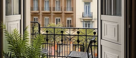 Deluxe Studio Suite | Premium bedding, down comforters, Tempur-Pedic beds, in-room safe