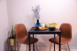Design Studio Suite | Private kitchen | Mini-fridge, stovetop, electric kettle, cookware/dishes/utensils - BLACK ONYX COMFORT SUITES (Thessaloniki)