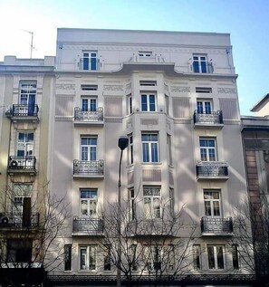 Front of property - BLACK ONYX COMFORT SUITES (Thessaloniki)