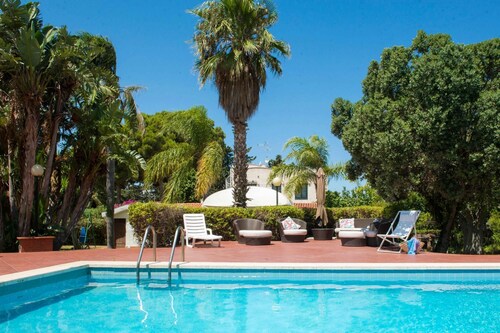 Una Scogliera sul Mare con Piscina by Wonderful Italy