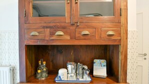 Un meuble en bois doté de plusieurs tiroirs et d’une porte en verre.