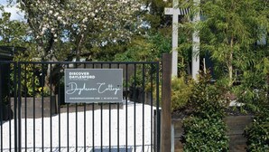 A gated entrance with a sign for 'Discover Daylesford' and 'Daydream Cottage'. - Daydream Cottage (Daylesford)