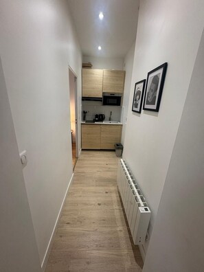 Kühlschrank, Mikrowelle, Herdplatte, Kochgeschirr/Geschirr/Besteck