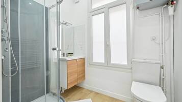 Regadera, secadora de cabello, toallas