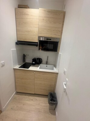 Køleskab, mikrobølgeovn, kogeplade, køkkentøj/tallerkener/redskaber