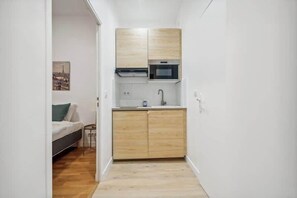 Refrigerador, microondas, parrilla de estufa y utensilios de cocina 