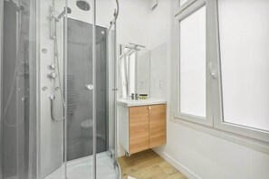 Regadera, secadora de cabello, toallas 