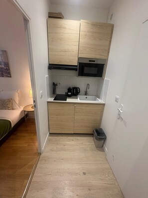 Kühlschrank, Mikrowelle, Herdplatte, Kochgeschirr/Geschirr/Besteck