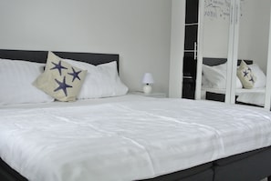 2 bedrooms, travel cot, free WiFi, bed sheets