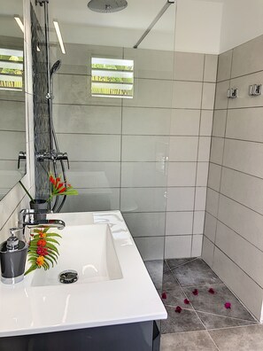 Dusche, Haartrockner, Handtücher, Toilettenpapier