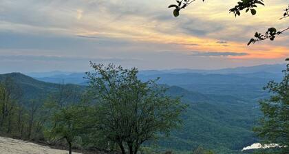 A peaceful tiny cabin with sweeping views of the mountains.