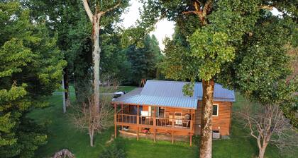 A peaceful tiny cabin with sweeping views of the mountains.