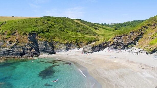 A coastal landscape with a sandy beach, clear turquoise waters, and green hills. - Private garden & central location  within 5 min walk of town (Fowey)